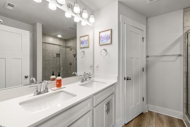 Building Photo - 127 Shallons Dr