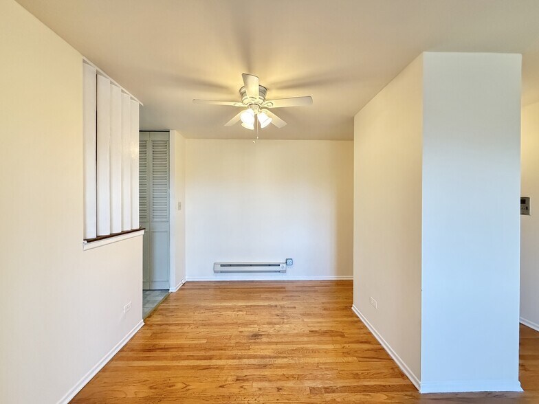 Building Photo - 675 W Wrightwood Ave