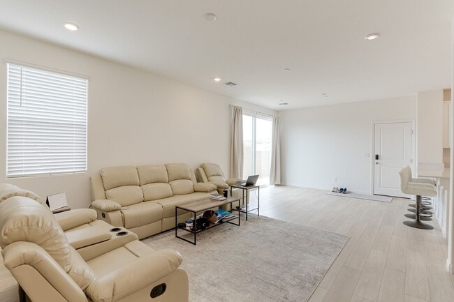 Building Photo - SPACIOUS 4BEDROOM 3BATH HOME IN INSPIRADA