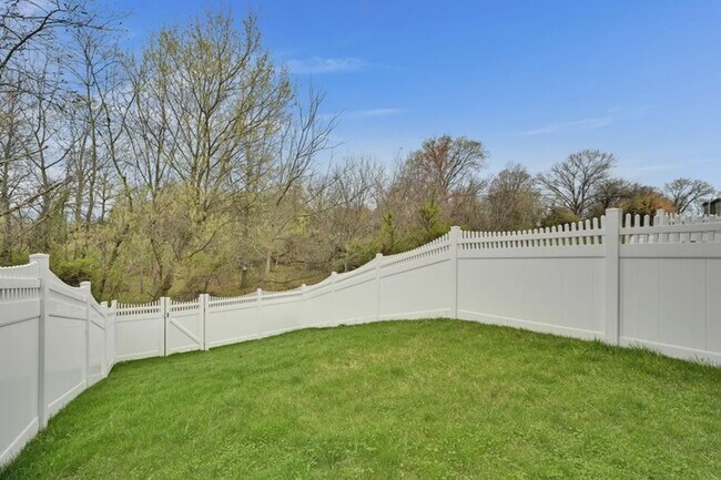 Building Photo - 130 Maple Run Dr