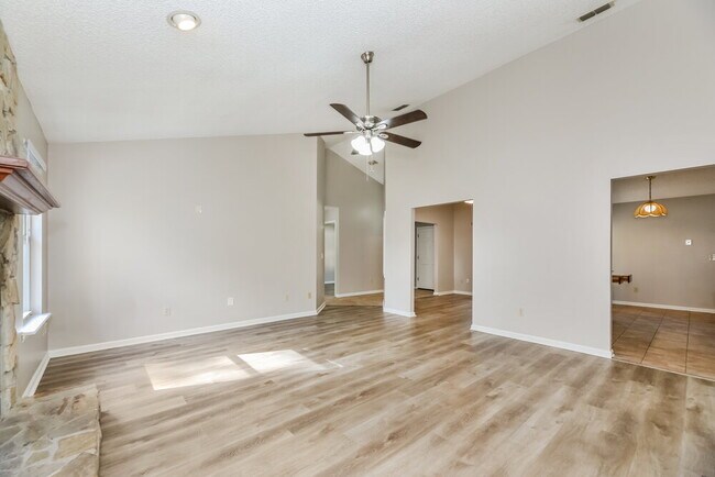 Building Photo - 2115 Center Way