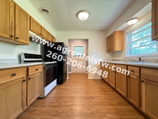 Building Photo - 2 Bedroom House