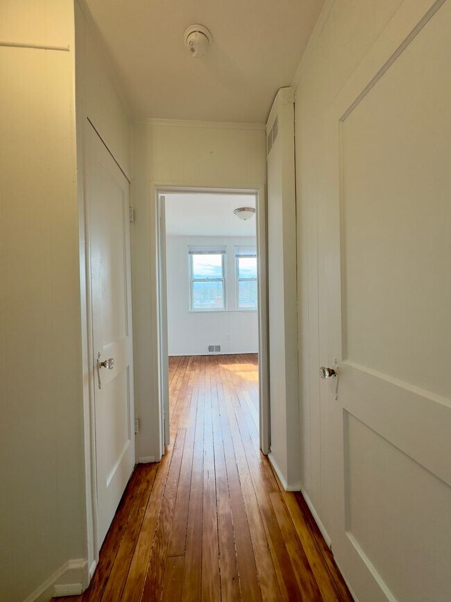 Building Photo - Modern 2-Bedroom Townhome with Spacious Ya...
