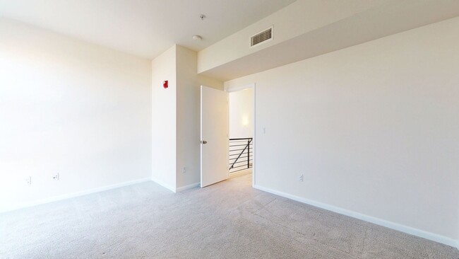 Building Photo - Beautiful Emeryville Townhome Available!