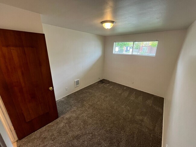 Building Photo - 352-352 E 17th Ave