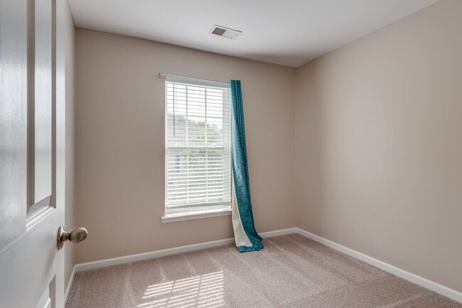 Building Photo - Beautiful Lenox Village Townhome!