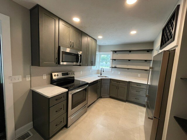Building Photo - Gorgeous 4 bedroom