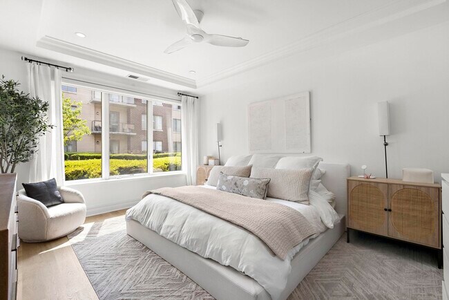 Building Photo - 250 Henley Pl