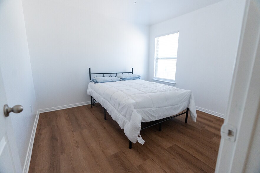 Building Photo - Room in Condo on Red Bud Ridge Ln