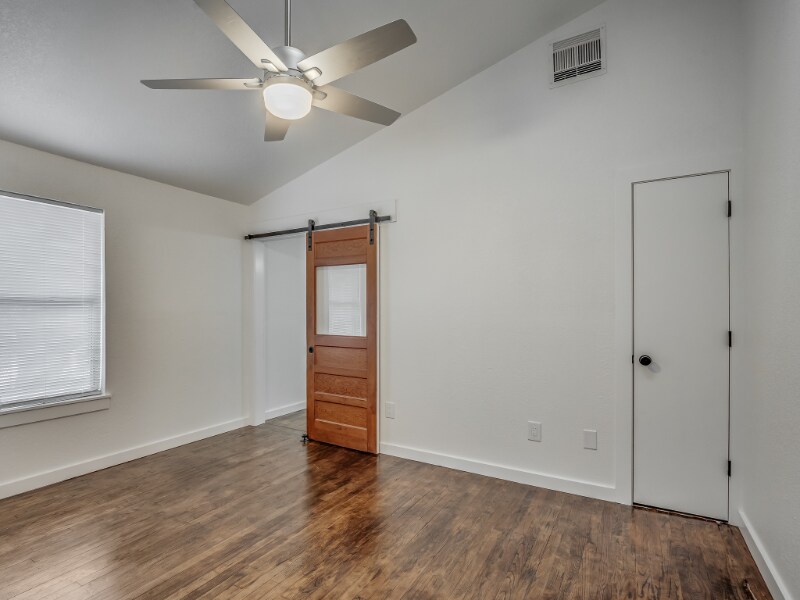 Building Photo - 131 W Acres St