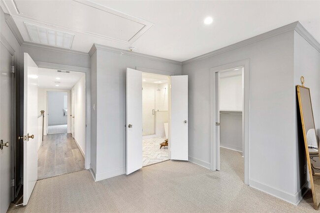 Building Photo - 3139 Bissonnet St