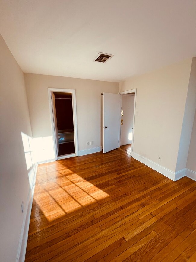 Building Photo - ONE BEDROOM RITTENHOUSE APARTMENT - FREE W...