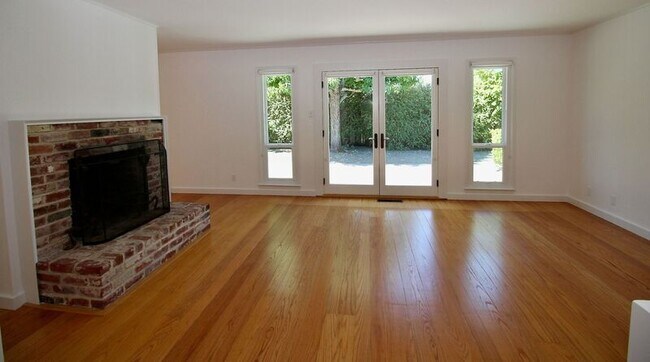 Building Photo - 49 Cushing Ave