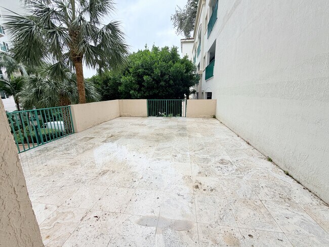 Building Photo - 19900 E Country Club Dr
