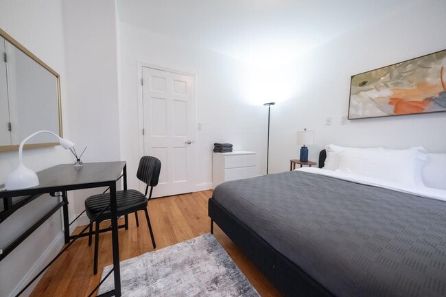 Building Photo - 302 E 104th St