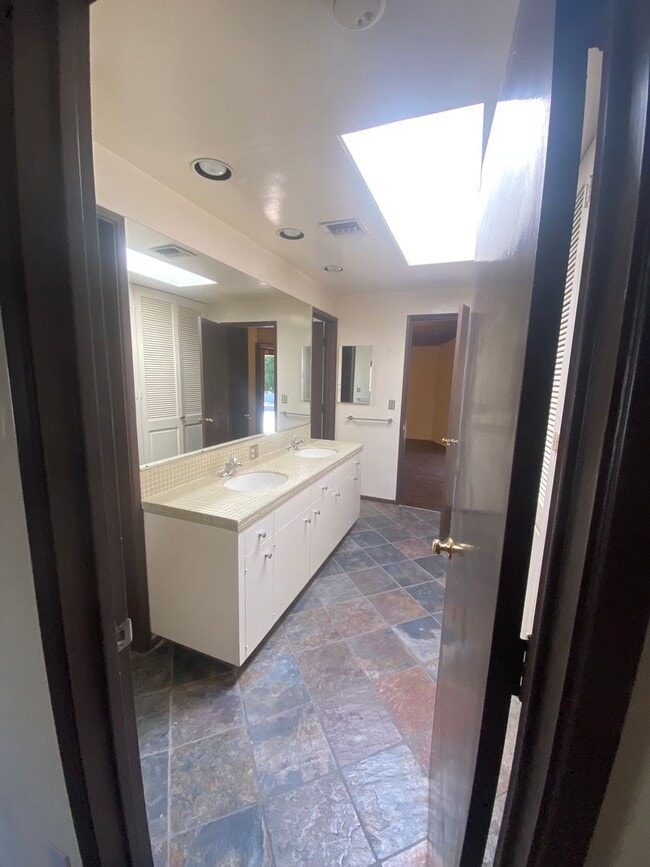 Building Photo - Beautiful 4 Bed / 4 Bath Home with Private Pool in Prestigious La Cañada