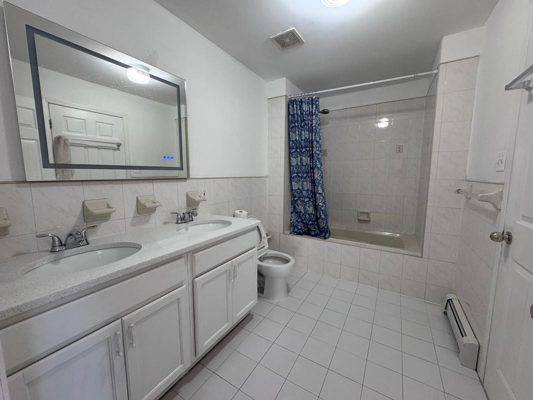 Building Photo - 72-38 Calamus Ave