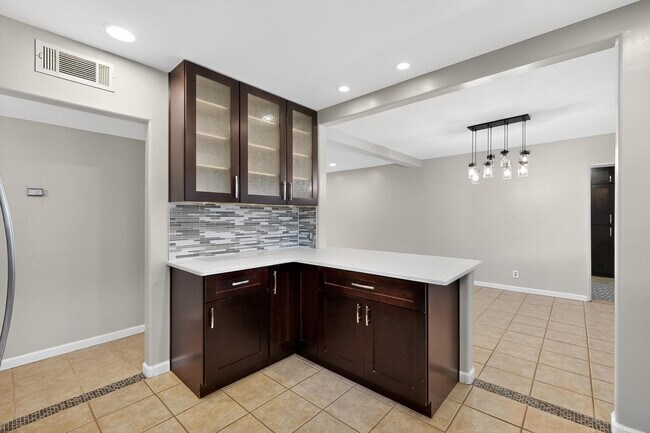 Building Photo - 2020 Hendola Dr NE