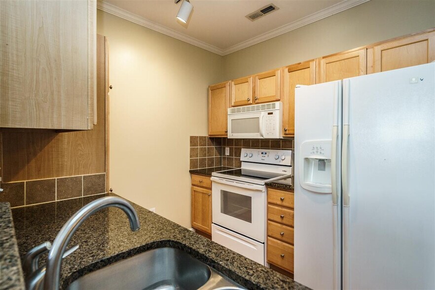Building Photo - 800 Moratuck Dr
