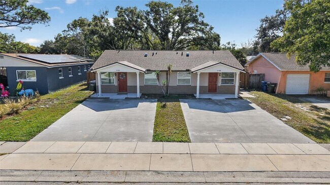 Building Photo - 3118 Pine Tree Ave