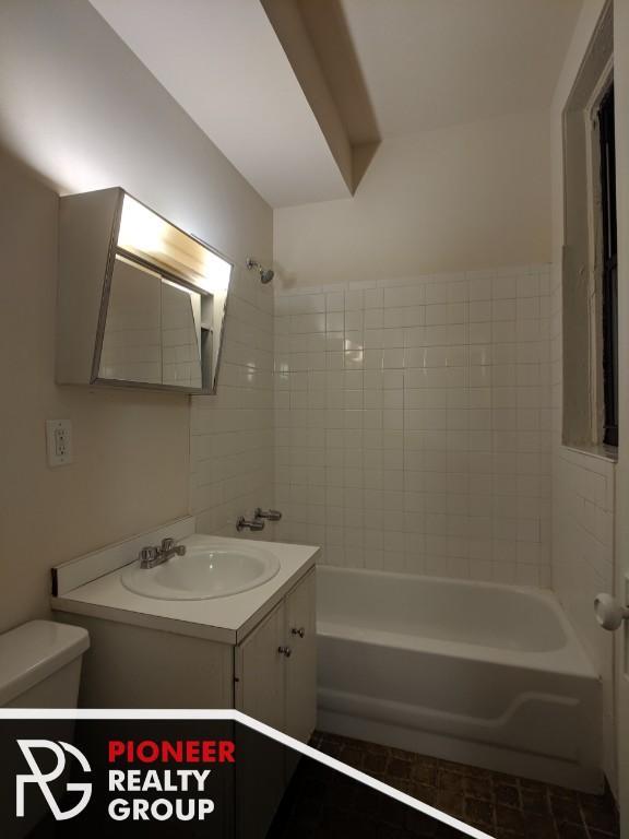 Building Photo - 2 bedroom in CHICAGO IL 60657