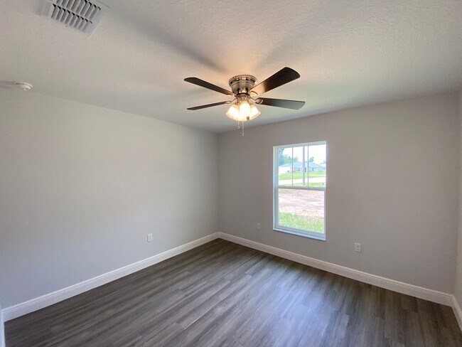 Building Photo - Custom Home - Desirable SE Ocala Neighborhood 3/2/2 **Wont Last**