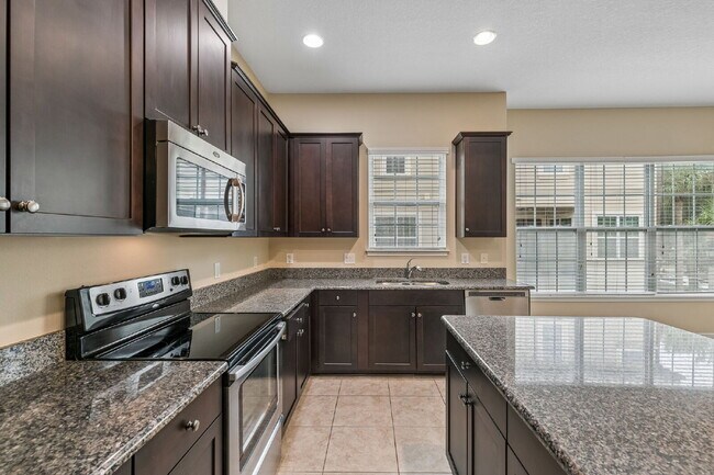Building Photo - Your Spacious Lake Mary Home Awaits | 4BR, 3.5BA & Resort Amenities