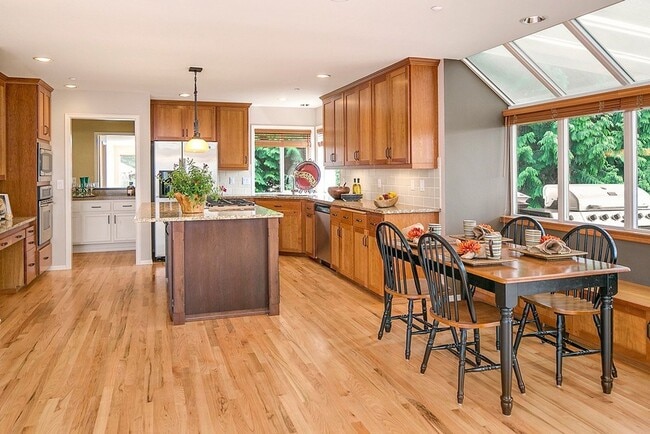 Building Photo - 4bd/2.5ba Newcastle Home