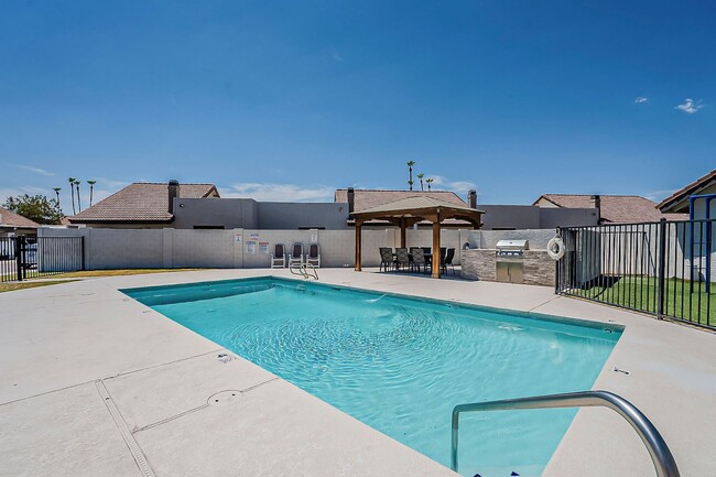 Building Photo - Remodeled 2bed/2ba Townhome - Ask about our Move-in Specials