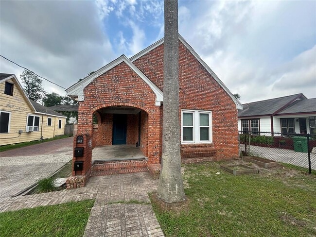 Primary Photo - 822 Booth St
