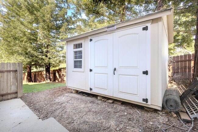 Building Photo - Gorgeous Executive Level Home 4 beds 3 baths close to hospitals and courthouse
