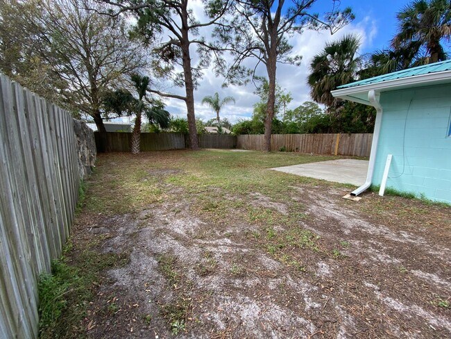 Building Photo - Cozy Bungalow