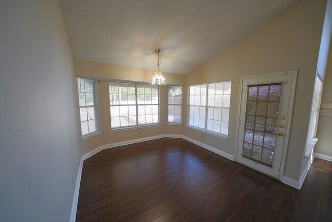Building Photo - Great Home Near Randolph AFB - Realtor Com...