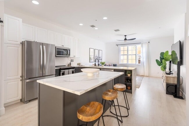 Building Photo - 72 SE 6th Ave