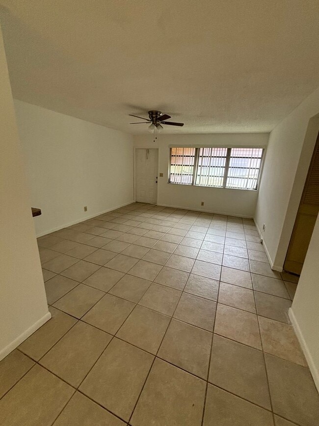 Building Photo - Great apartment and Location in CORAL SPRING