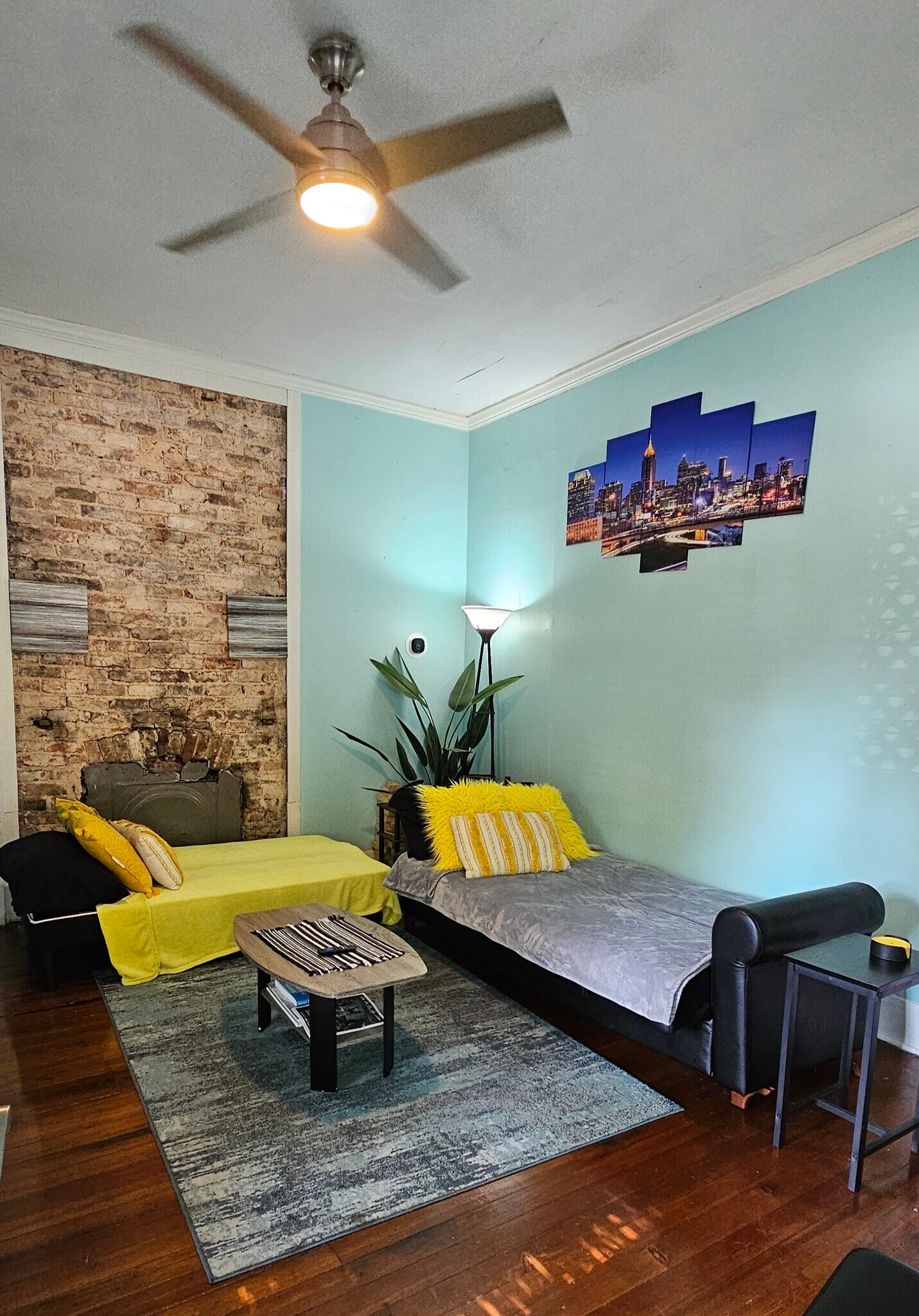 3 beds in king bedroom, 1 bed in the second bedroom and 2 sofa beds in living room--Sleeps 6! - 607 Gaskill St SE