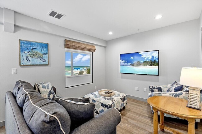 Building Photo - 601 Longboat Club Rd