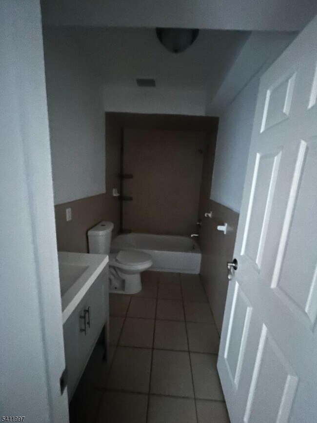 Building Photo - 24 19th Ave