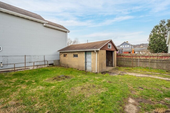 Building Photo - Beautiful 3 bedroom home in Coraopolis available June 1!