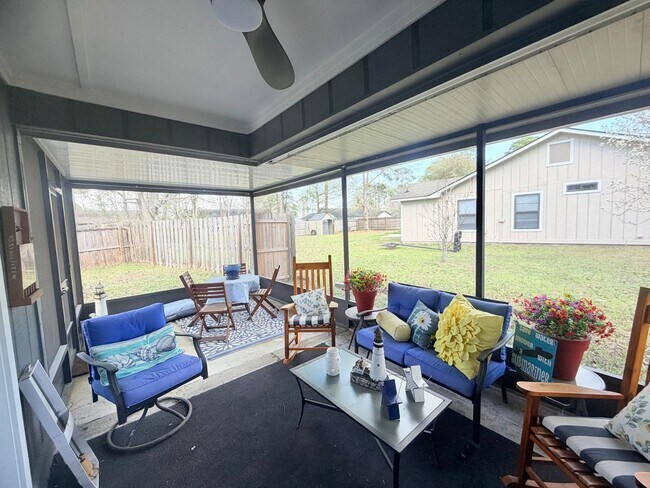 Building Photo - Fenced in 4 Bed 2 Bath in Mariners Landing