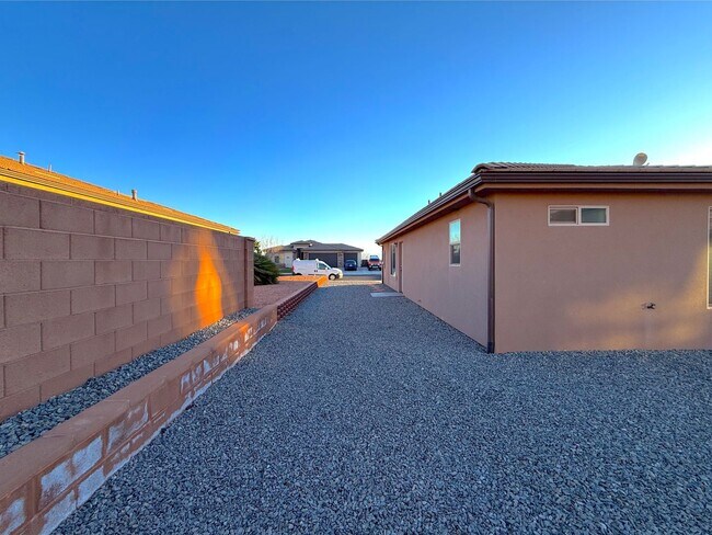 Building Photo - 3 bed, 2 bath home with 2 car garage