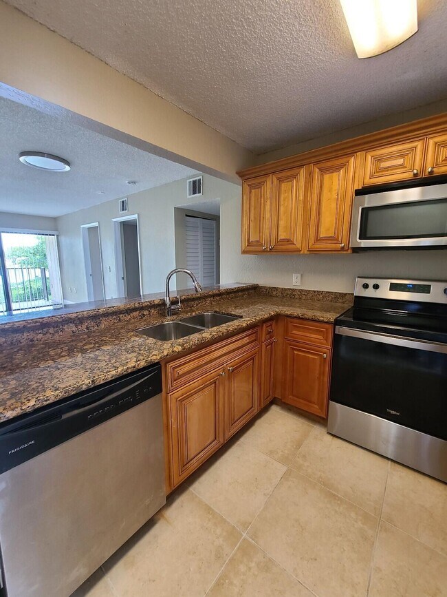 Building Photo - 1520 Lake Crystal Dr