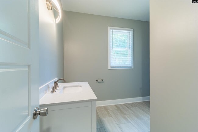 Building Photo - 122 Tryon St