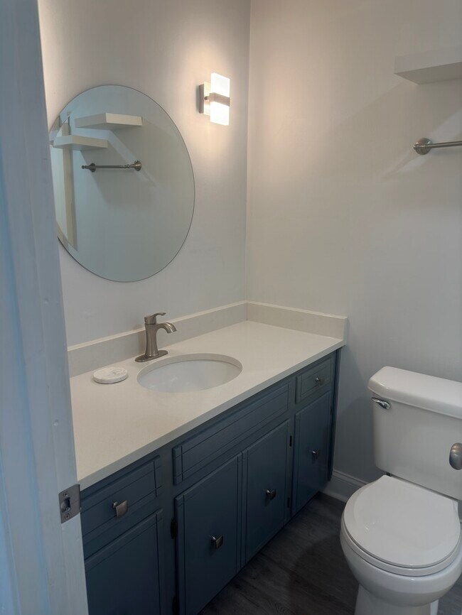 Building Photo - Beautifully Remodeled 4Bed/2.5Bath Townhome