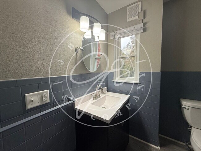 Building Photo - "Spacious 4-Bed Duplex in Toledo