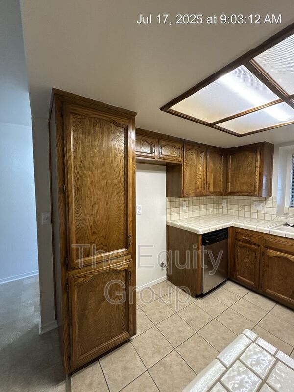 Building Photo - 722 S Linwood St