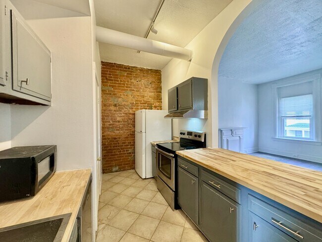 Building Photo - 2233 Victor St