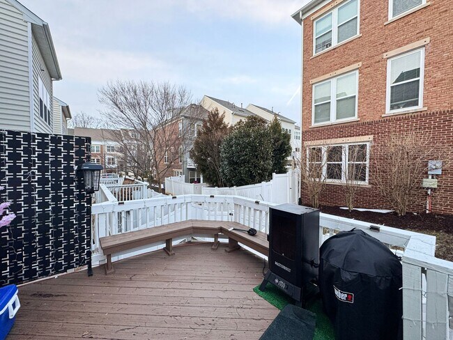 Building Photo - Beautiful 3 Bed 3.5 Bath Interior Townhome In Vibrant Brambleton Landbay