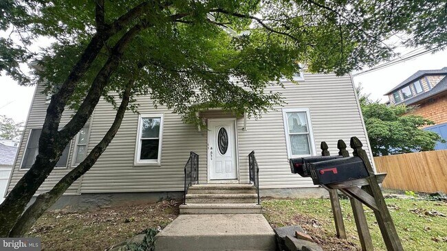 Primary Photo - 16 Linden Ln