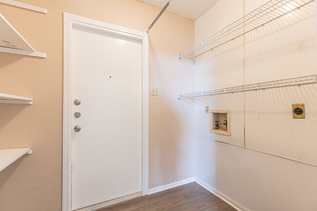 Building Photo - 5814 Pineway St